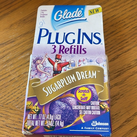 7 Plug Ins 3 Refill Packs- 5 Sugarplum Dream, 1 Pine, 1 Apple Cinnamon - Picture 6 of 15